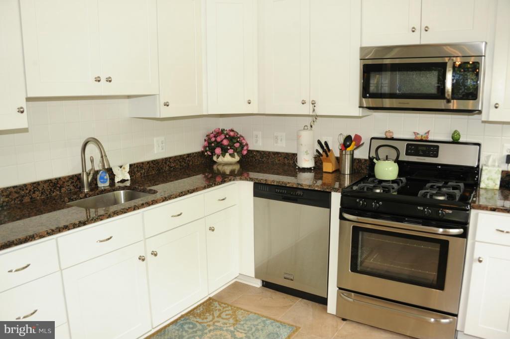 6343 Beryl Road Alexandria, VA 22312 - Photo 5 of 25 Kitchen