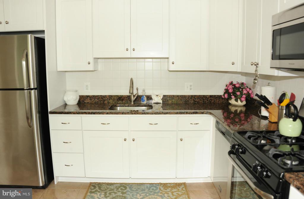 6343 Beryl Road Alexandria, VA 22312 - Photo 7 of 25 Kitchen