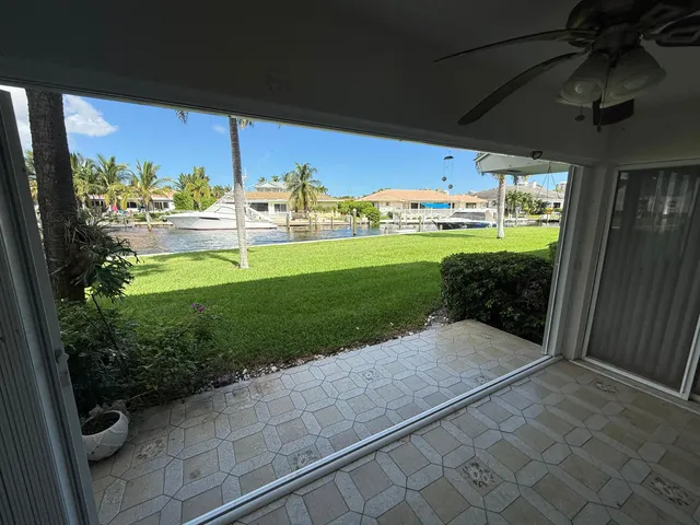 a view of a back yard