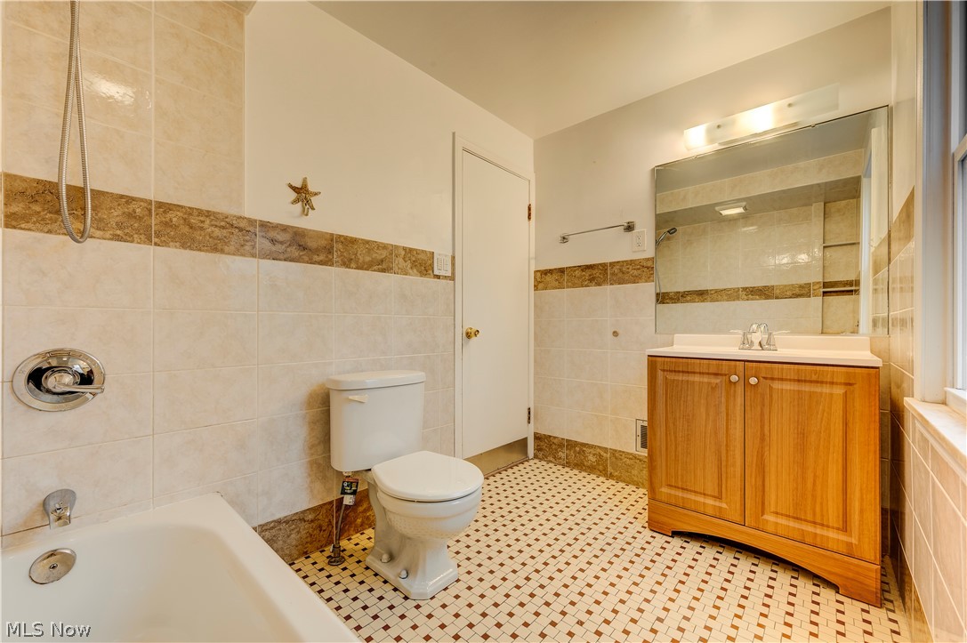 1163 Haselton Road Cleveland Heights, OH 44121 - Photo 16 of 34 Main Bathroom