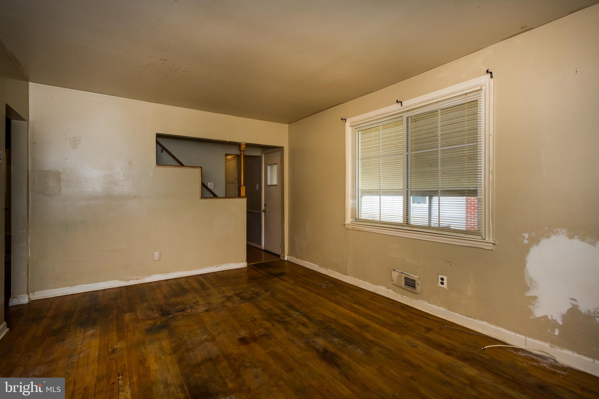 2609 Plainfield Road Dundalk, MD 21222 - Photo 8 of 34 Living Room