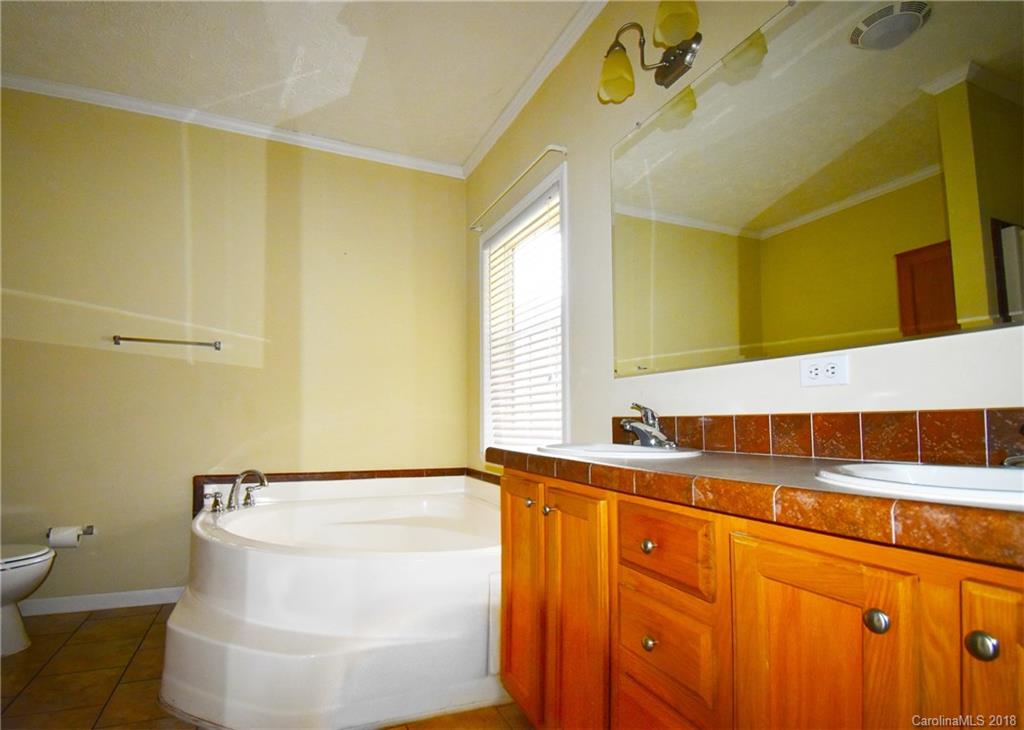 5501 Tessentee Road Franklin, NC 28734 - Photo 27 of 31 Gallery Image 27