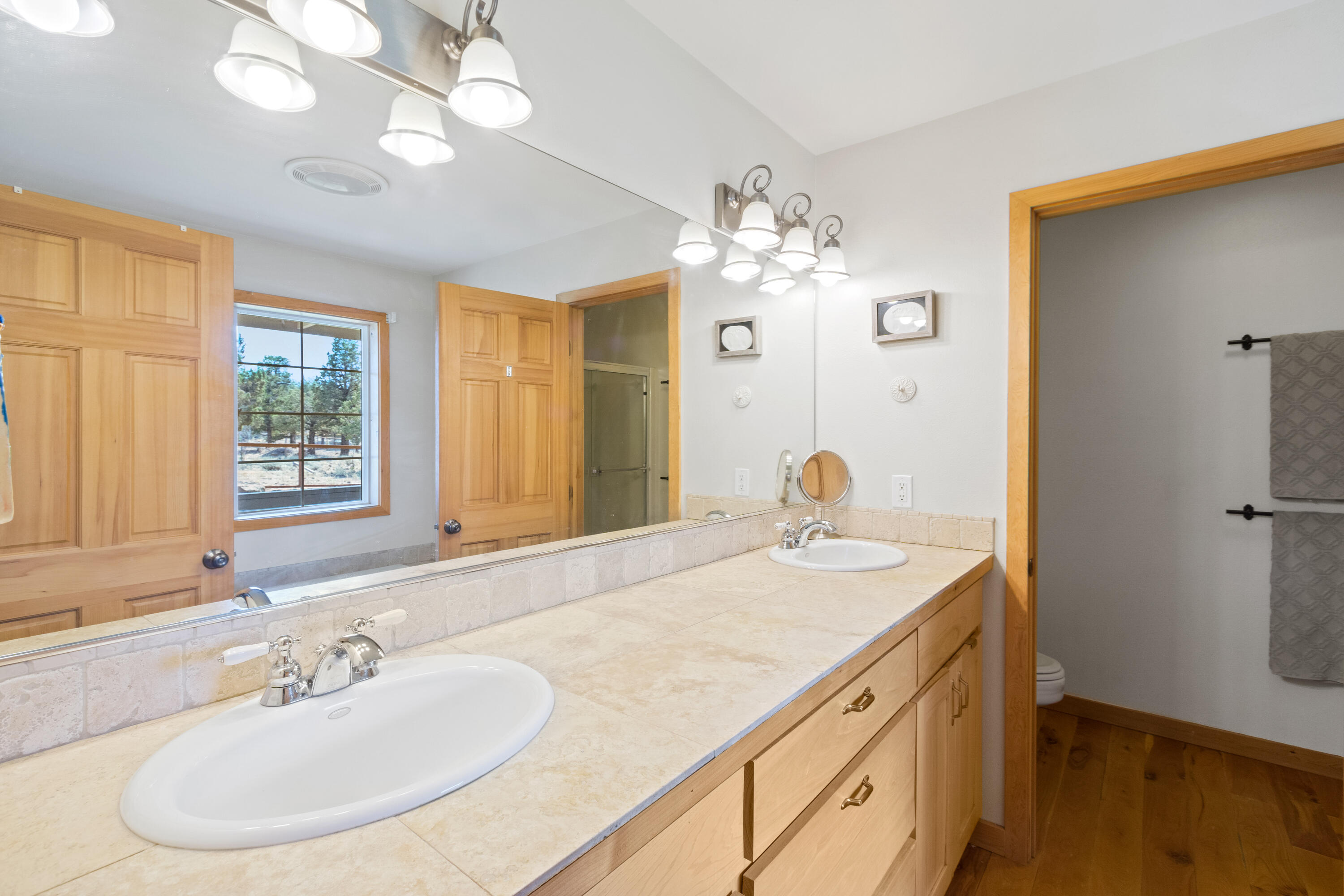 21017 Southwest Gift Road Bend, OR 97703 - Photo 34 of 51 Master Bath