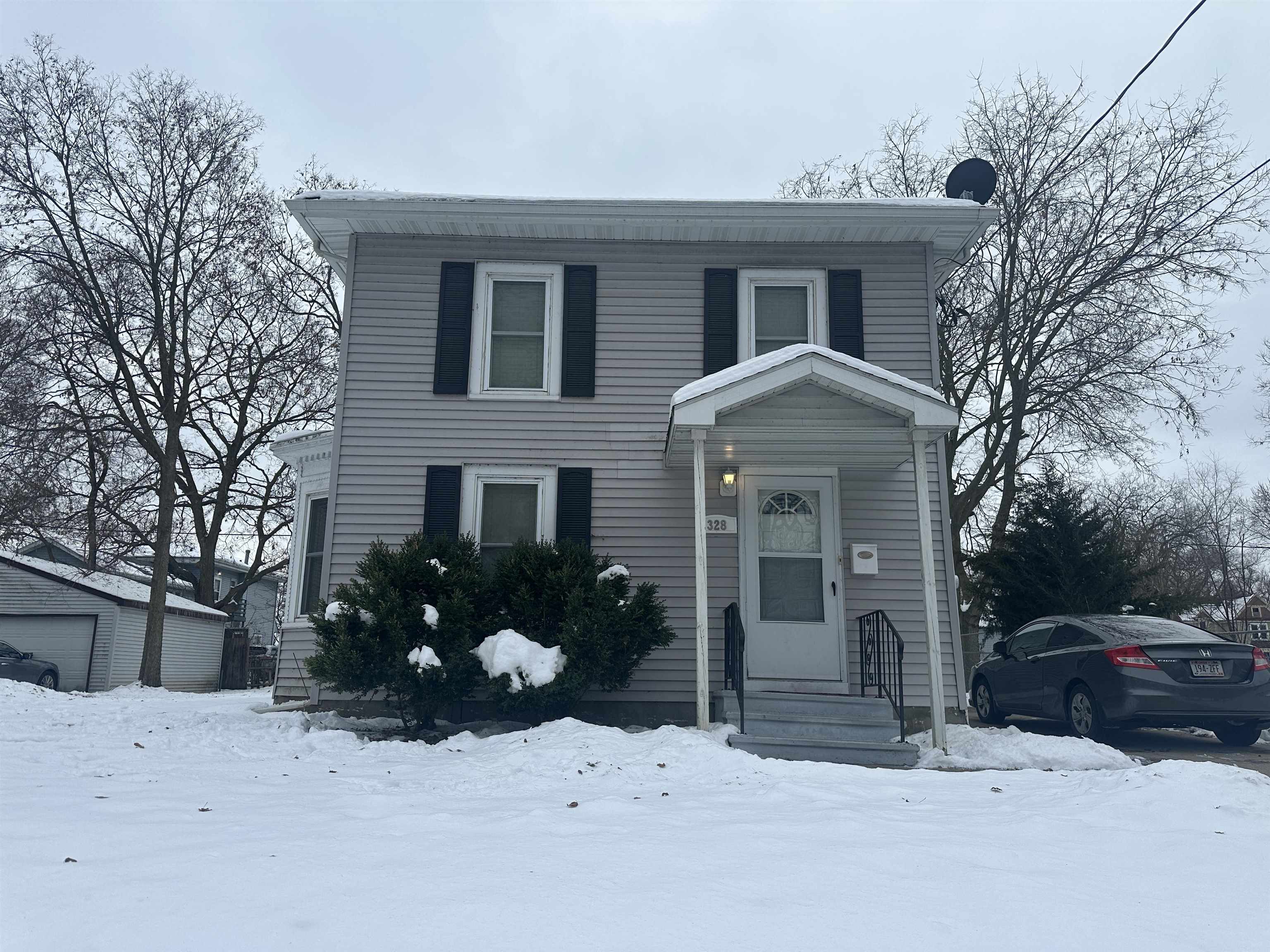 328 Vernon Avenue Beloit, WI 53511 - Photo 2 of 39