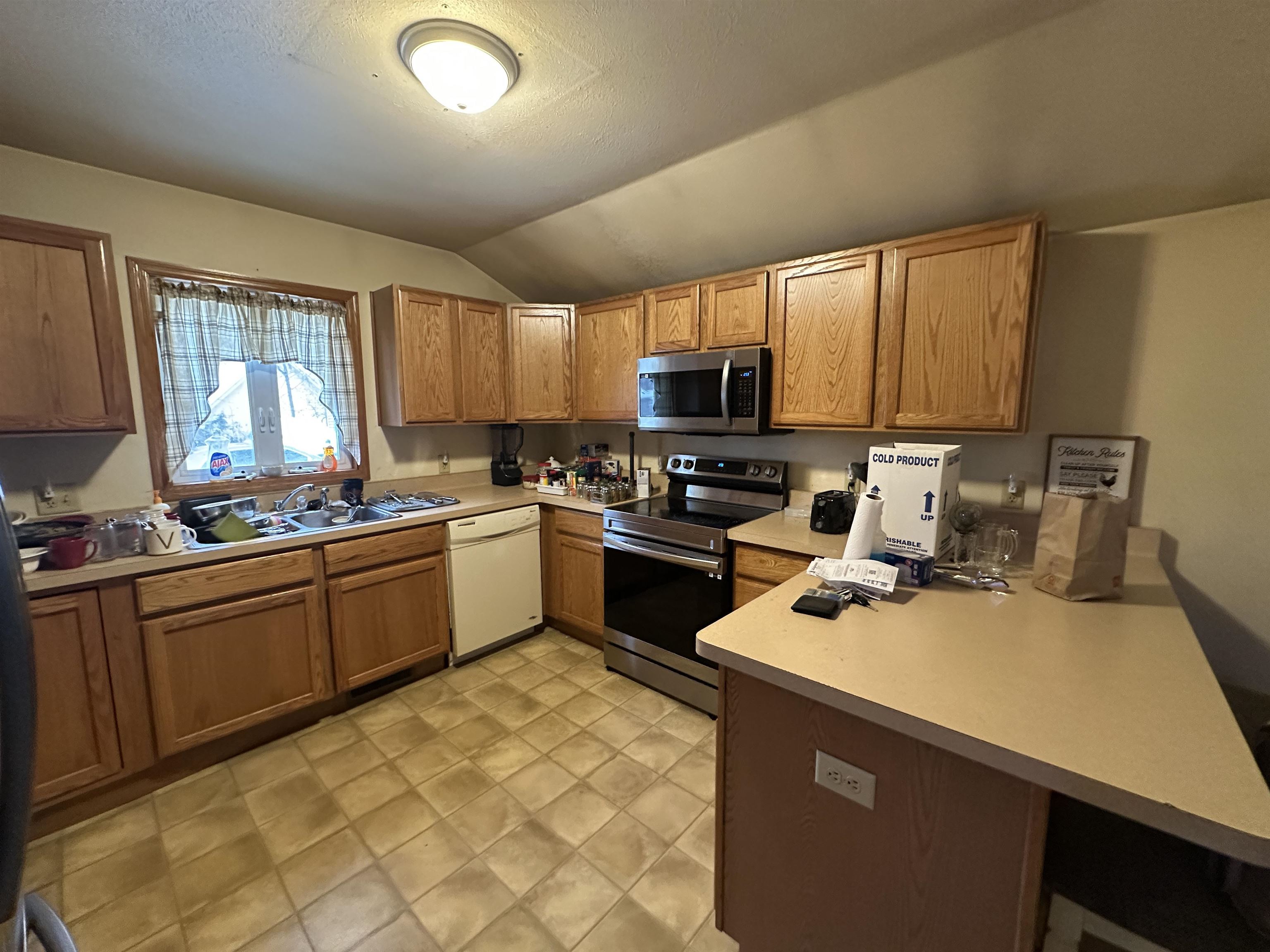 328 Vernon Avenue Beloit, WI 53511 - Photo 4 of 39