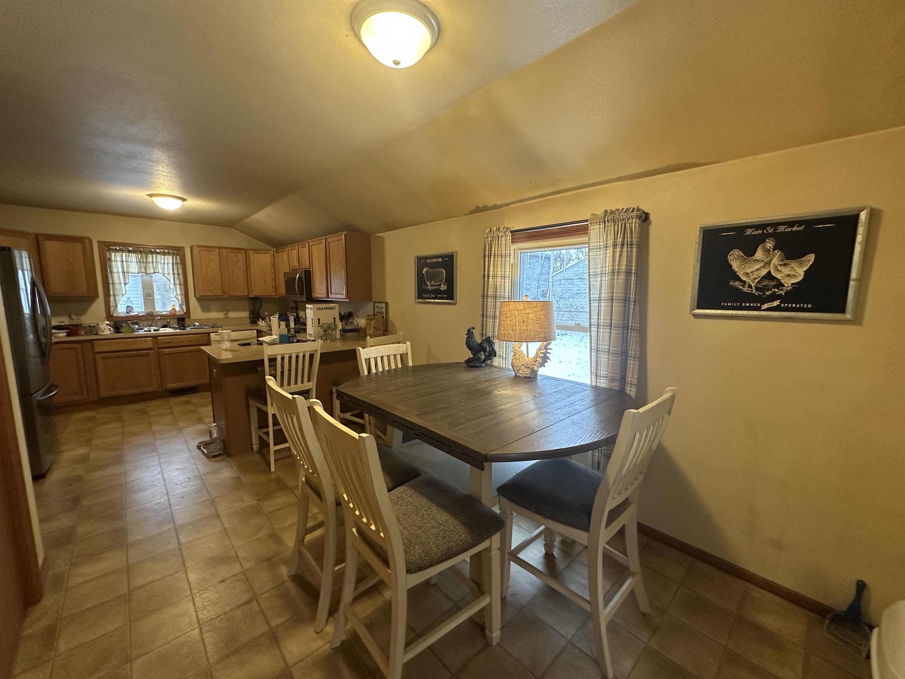 328 Vernon Avenue Beloit, WI 53511 - Photo 5 of 39