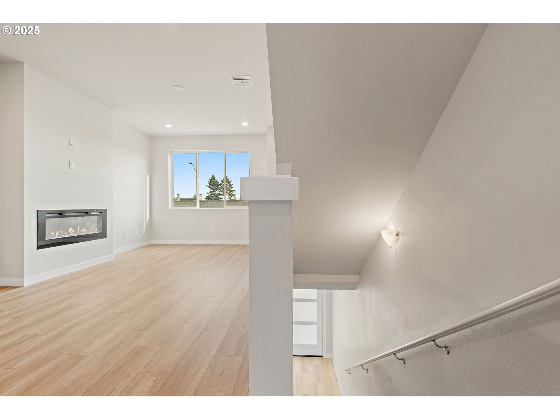 4124 East Labish Lane Newberg, OR 97132 - Photo 8 of 31 Living Room