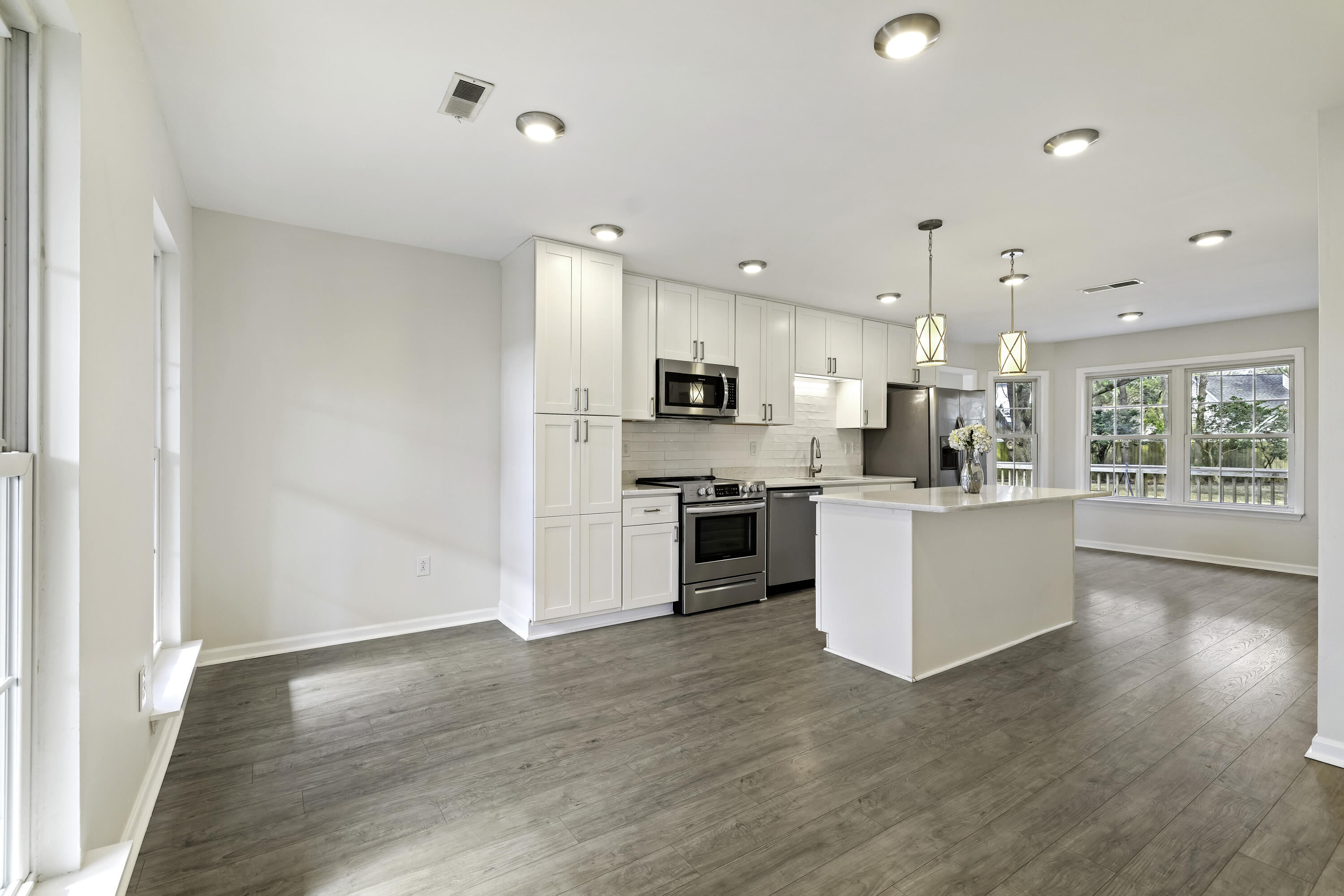 1536 Vantage Point Mount Pleasant, SC 29464 - Photo 2 of 18 KITCHEN (FACING REAR OF HOME)