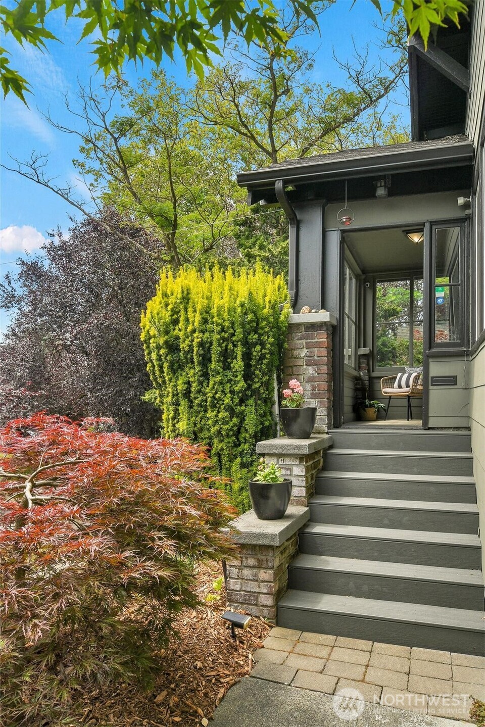 1216 North 47th Street Seattle, WA 98103 - Photo 2 of 32