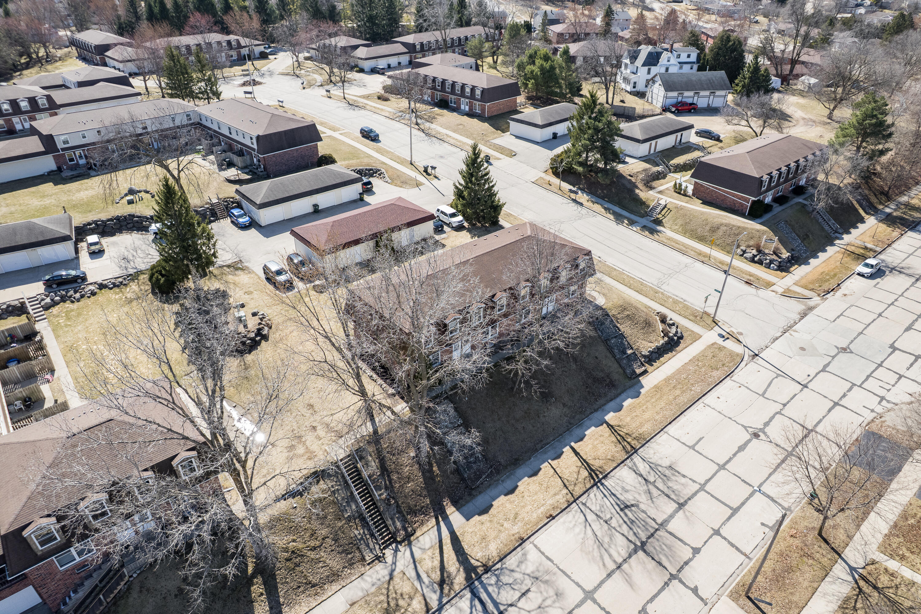 2017 Green Tree Road West Bend, WI 53090 - Photo 8 of 56 8