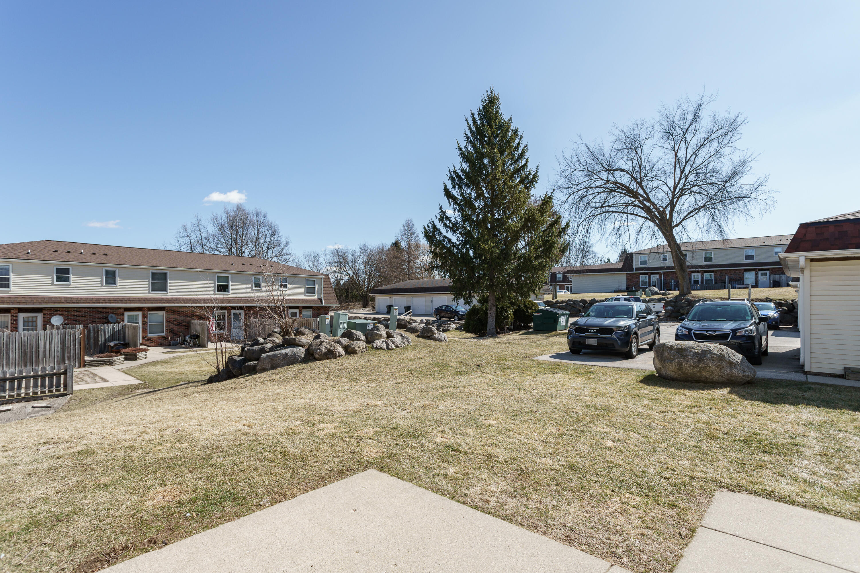 2017 Green Tree Road West Bend, WI 53090 - Photo 5 of 56 5