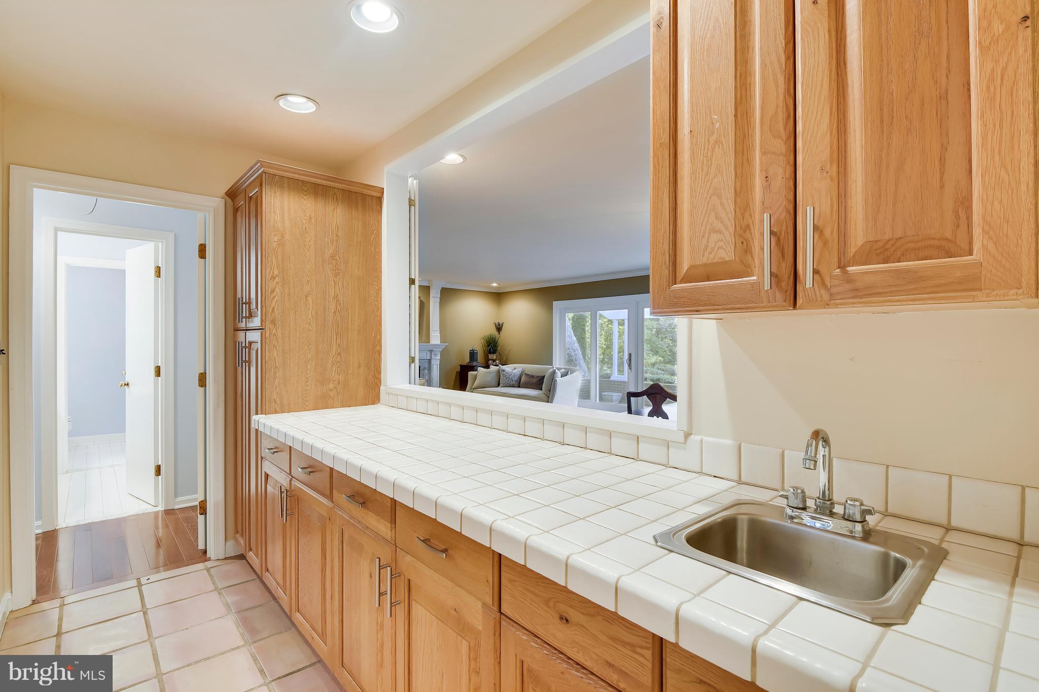1800 Hidden Point Road Annapolis, MD 21409 - Photo 7 of 30 Wet bar in butler's pantry