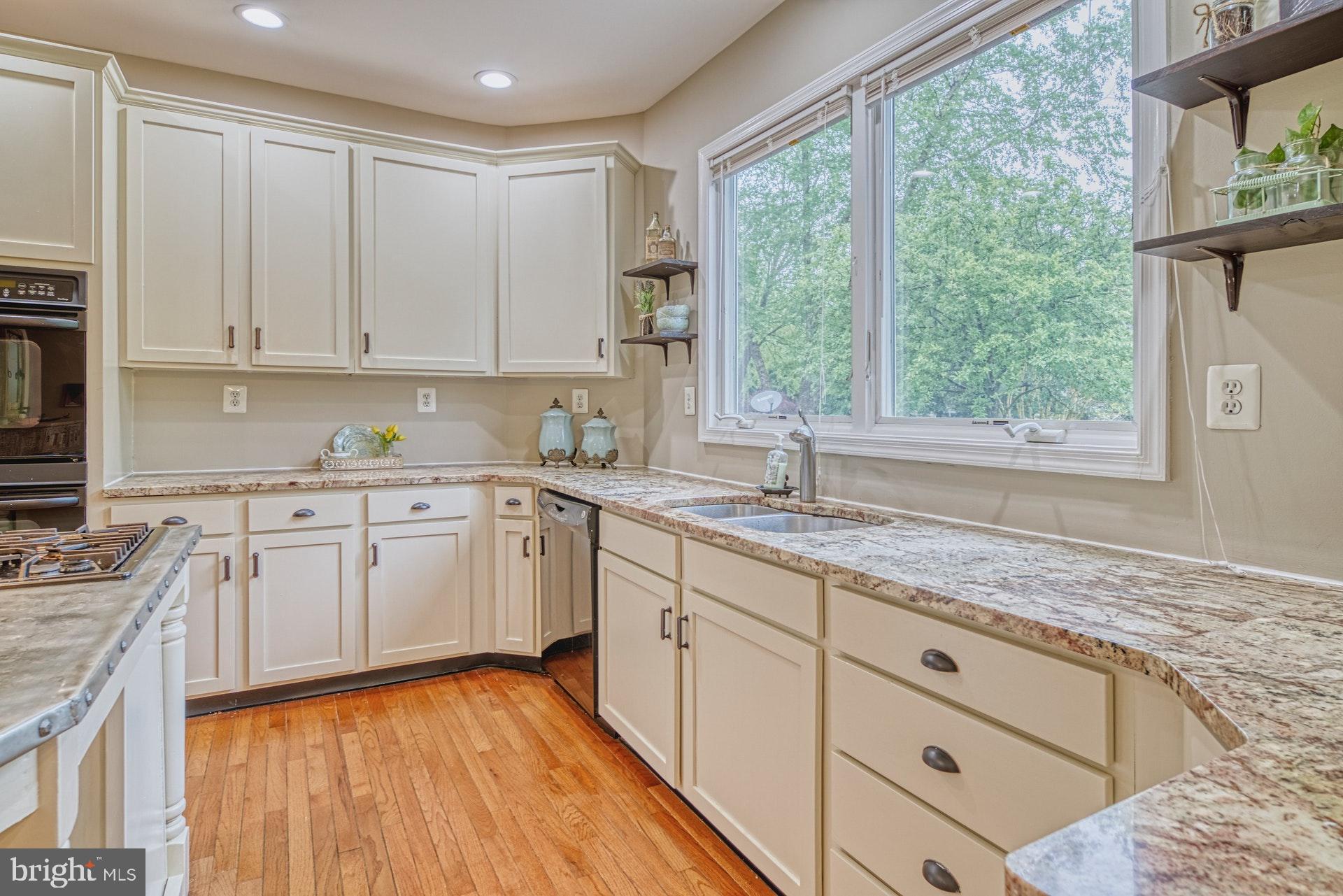 1321 Gatesmeadow Way Reston, VA 20194 - Photo 6 of 62 Bright, Cheerful Kitchen