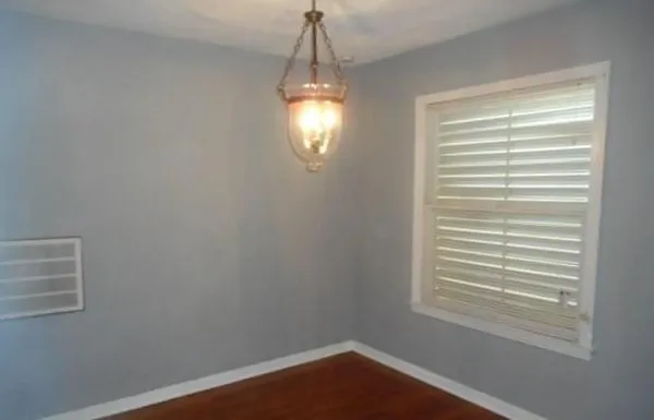 a view of empty room with window