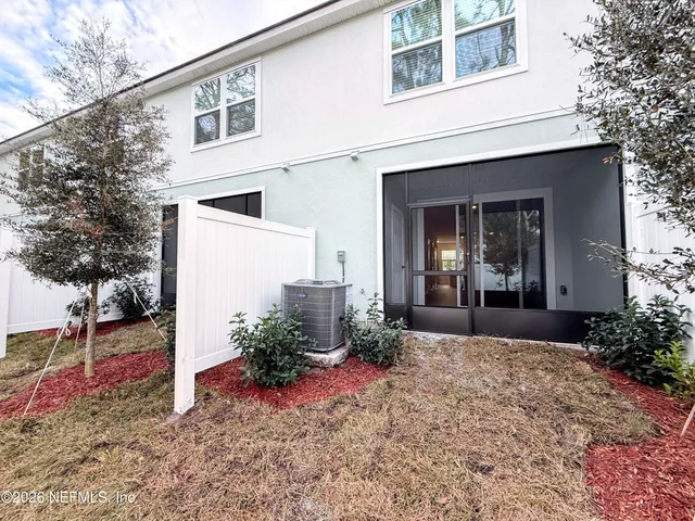a view of a house with backyard and garden