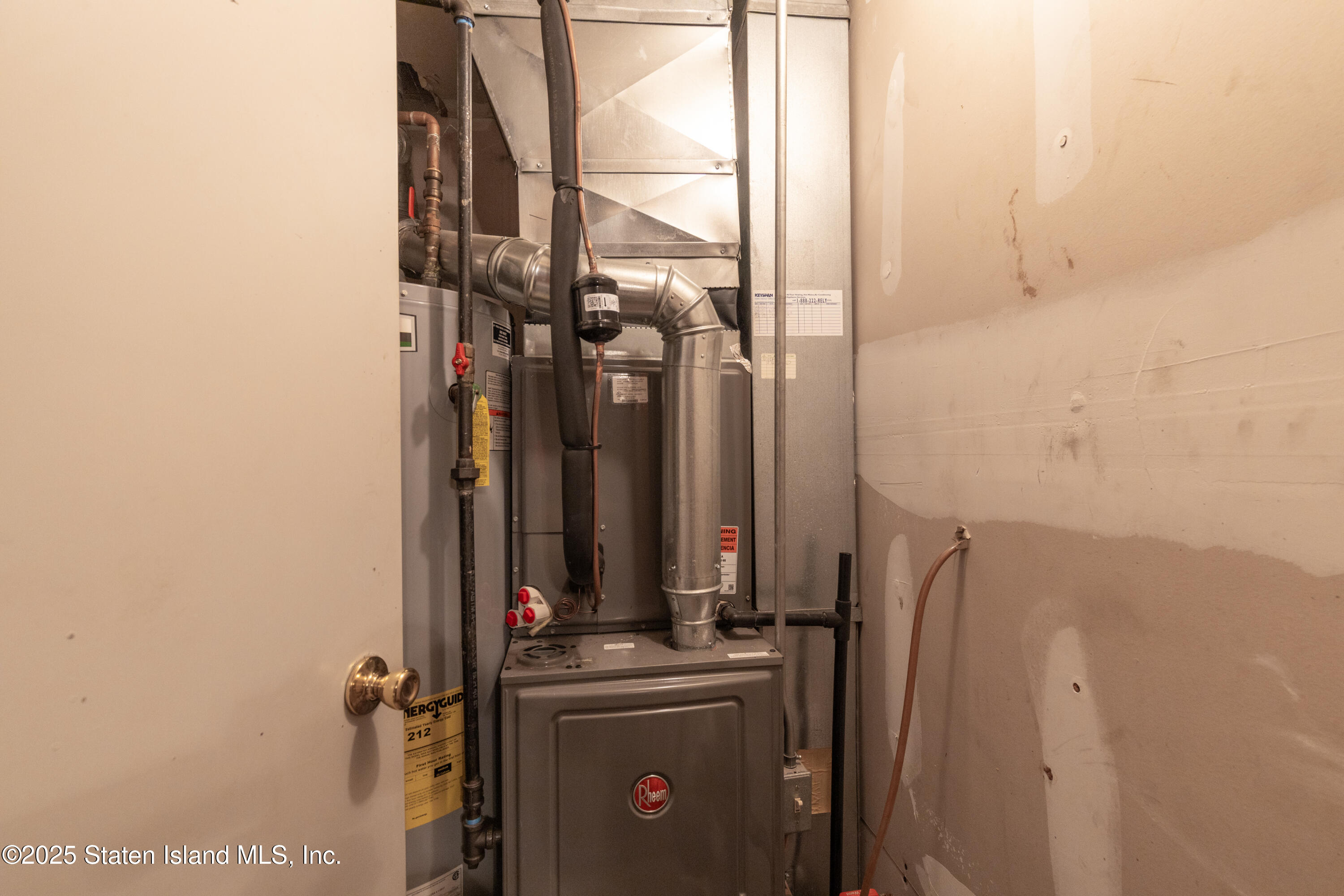 263 Jamie Lane Staten Island, NY 10312 - Photo 42 of 44 a bathroom with a mirror