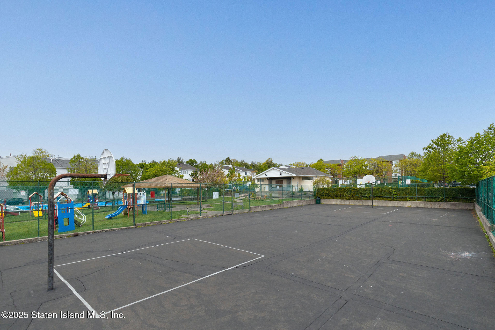 263 Jamie Lane Staten Island, NY 10312 - Photo 43 of 44 a view of a basketball court