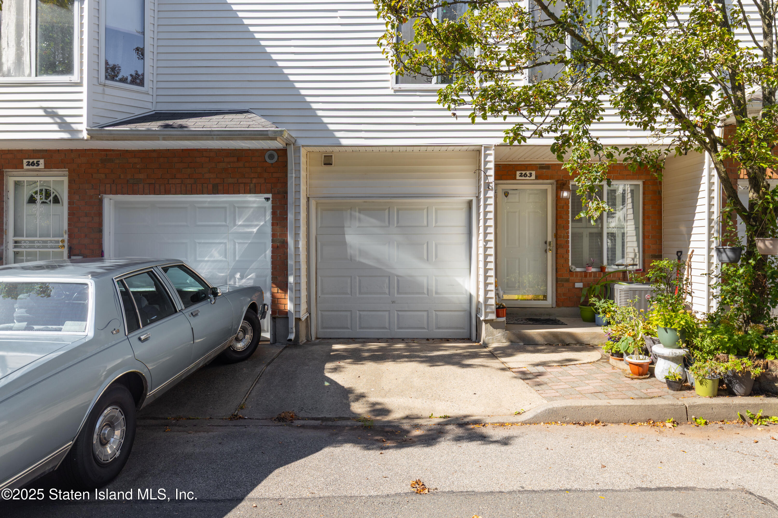 263 Jamie Lane Staten Island, NY 10312 - Photo 5 of 44 a view of a house with a patio
