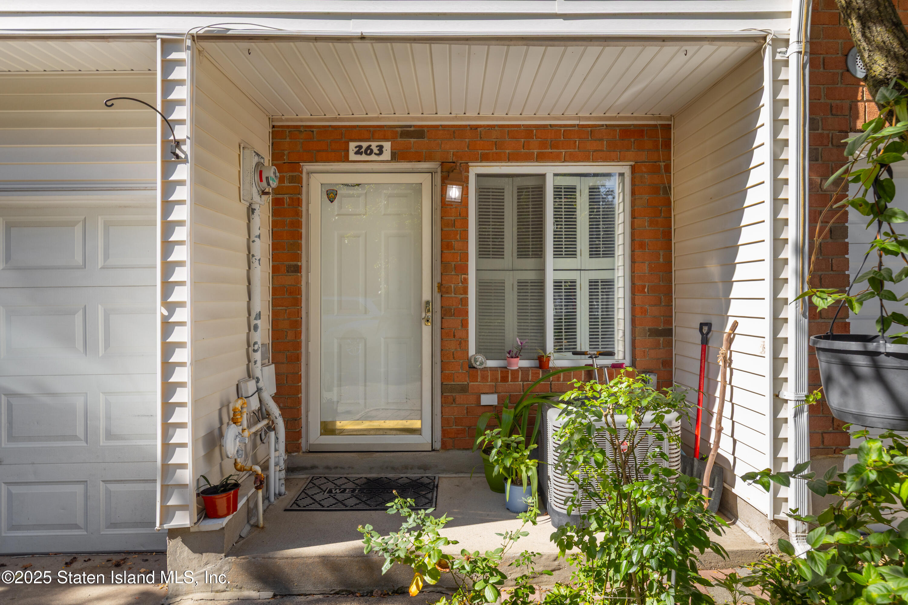 263 Jamie Lane Staten Island, NY 10312 - Photo 6 of 44 a front view of a house