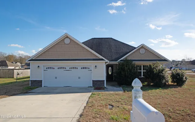 $1,875 | 300 Cadenza Lane, Richlands, NC 28574