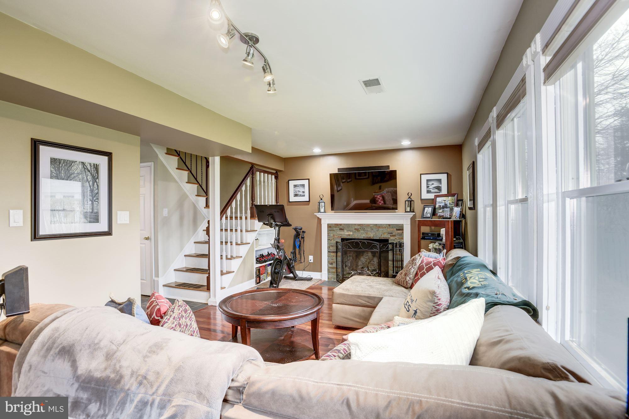 8525 Artillery Road Manassas, VA 20110 - Photo 15 of 24 Living Room