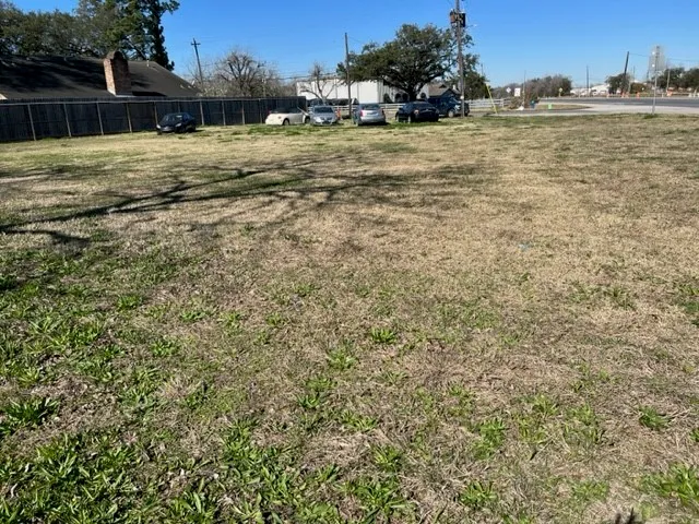 a view of a yard with a house