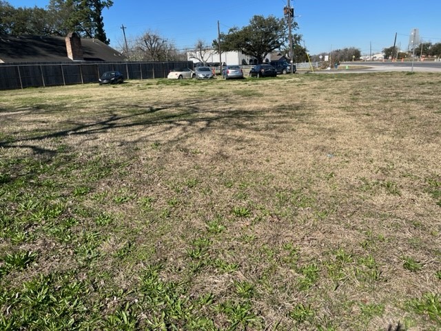 a view of a yard with a house