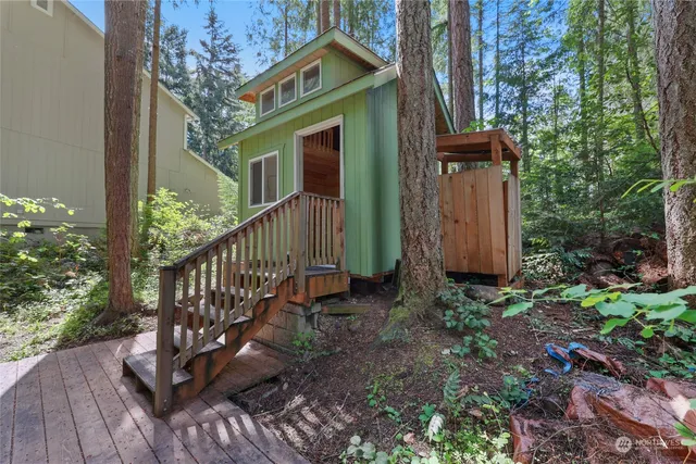 a view of a house with backyard and trees