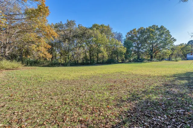 a view of a house with backyard and a garden