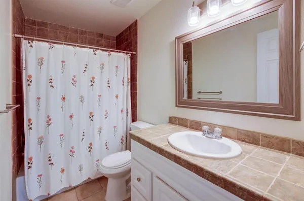 $382,200 | 5488 East Iowa Avenue, Fresno, CA 93727