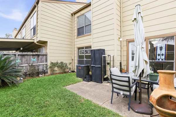 a view of a house with backyard and sitting area