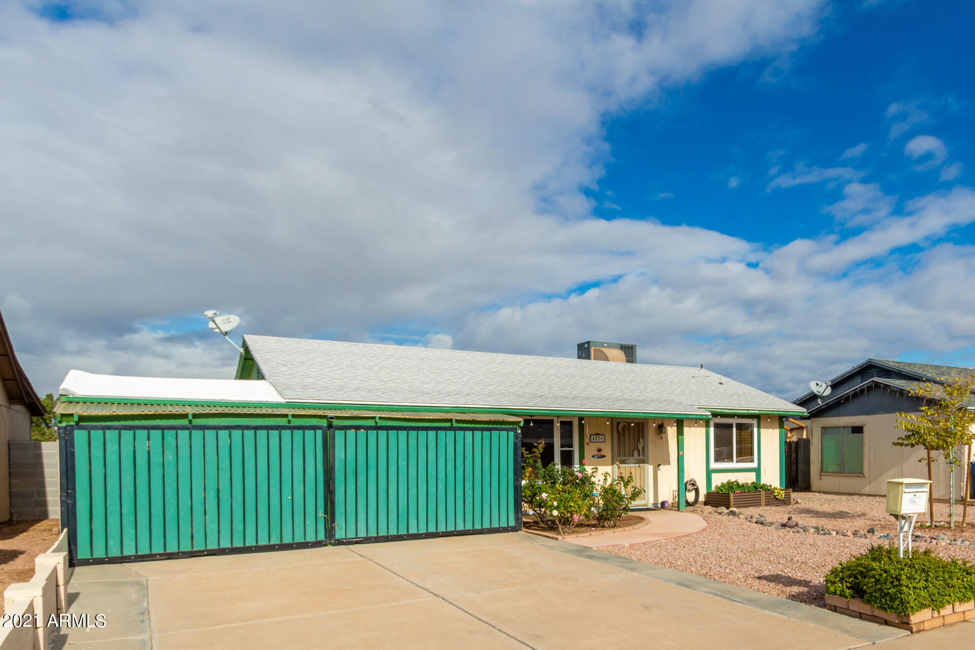 4526 East Vineyard Road Phoenix, AZ 85042 - Photo 3 of 29 06-Vineyard