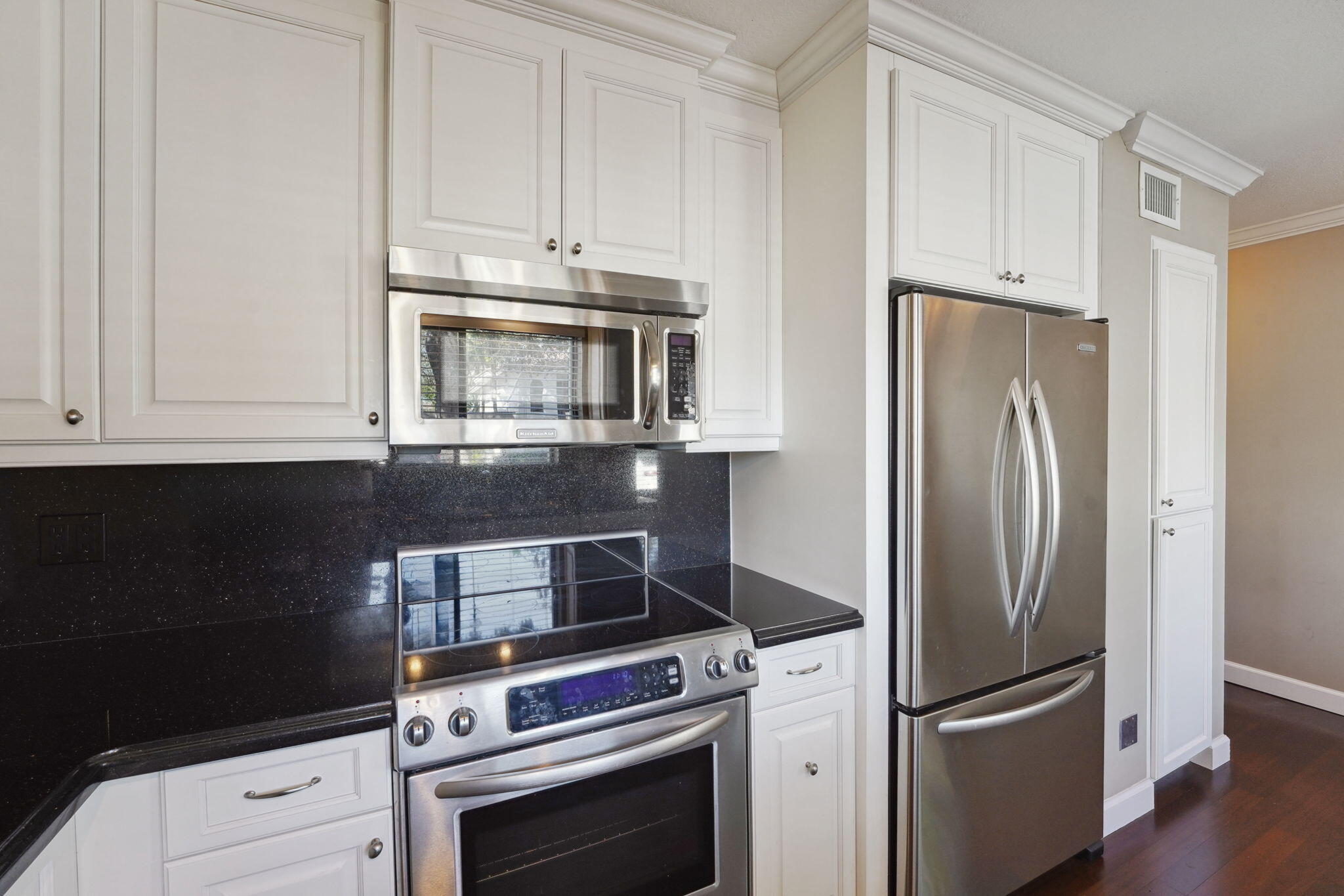 100 Pelican Pointe Drive, Unit 101 Delray Beach, FL 33483 - Photo 11 of 37 Kitchen