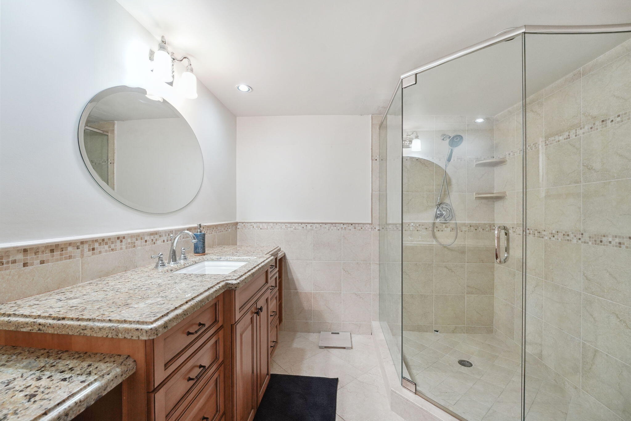 100 Pelican Pointe Drive, Unit 101 Delray Beach, FL 33483 - Photo 28 of 37 Primary Bathroom