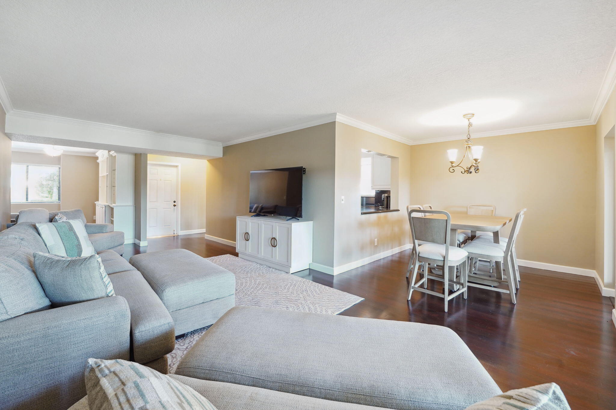 100 Pelican Pointe Drive, Unit 101 Delray Beach, FL 33483 - Photo 6 of 37 Living Room / Dinning Room