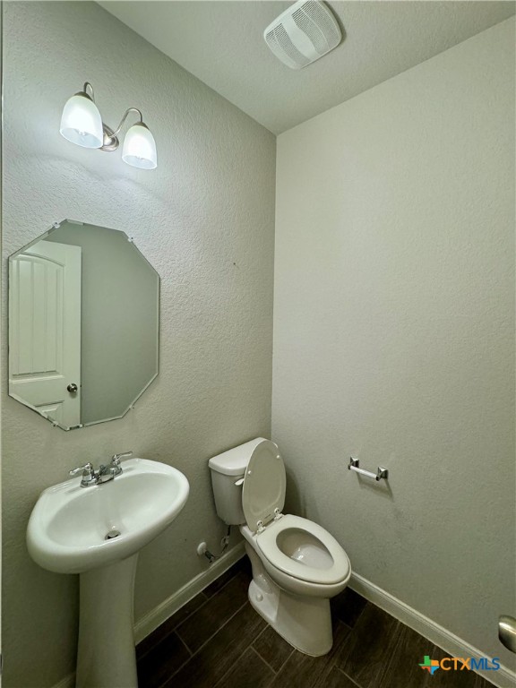 942 Pumpkin Ridge New Braunfels, TX 78130 - Photo 14 of 18 a bathroom with a toilet sink and mirror