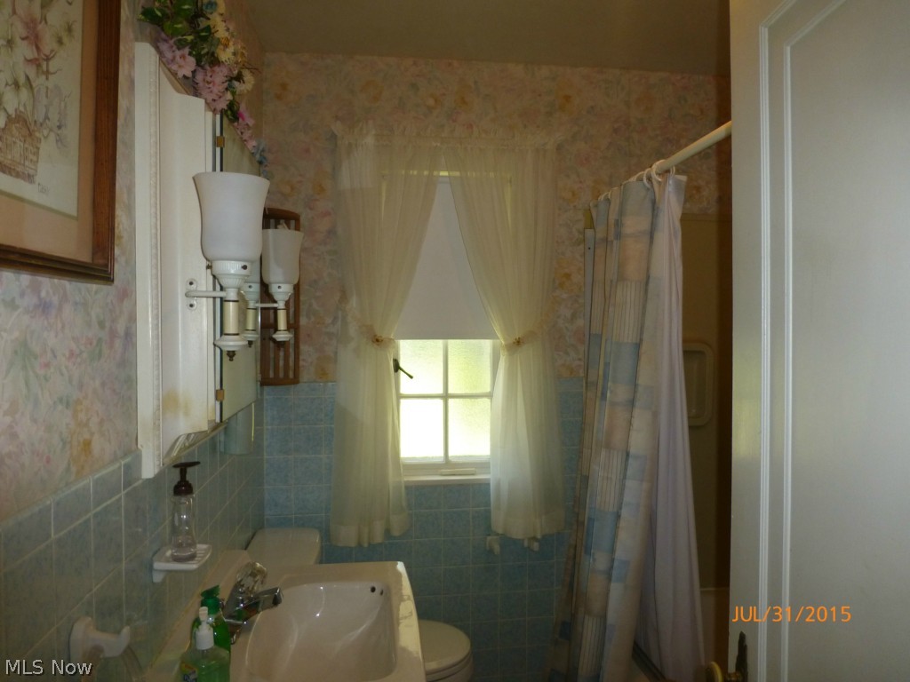 465 Butler Avenue Akron, OH 44310 - Photo 7 of 19 First floor bath with tub surround.