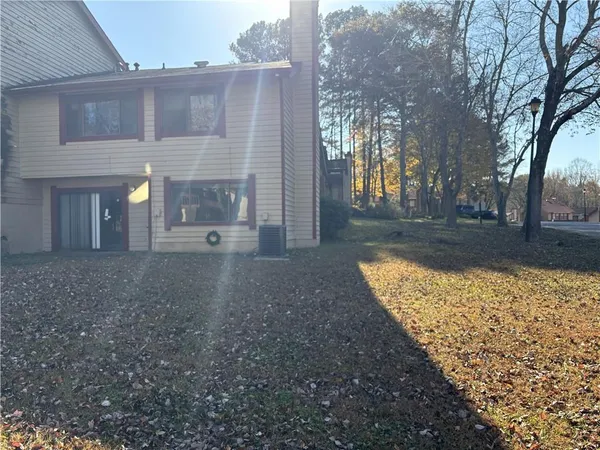 a view of a house with a yard