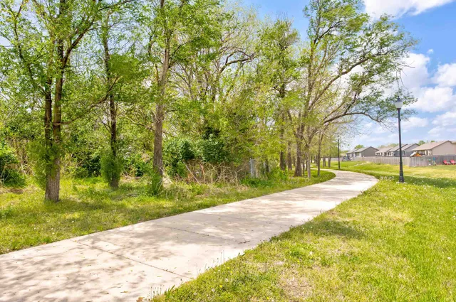 $349,900 | 429 East Karla Avenue, Haysville, KS 67060