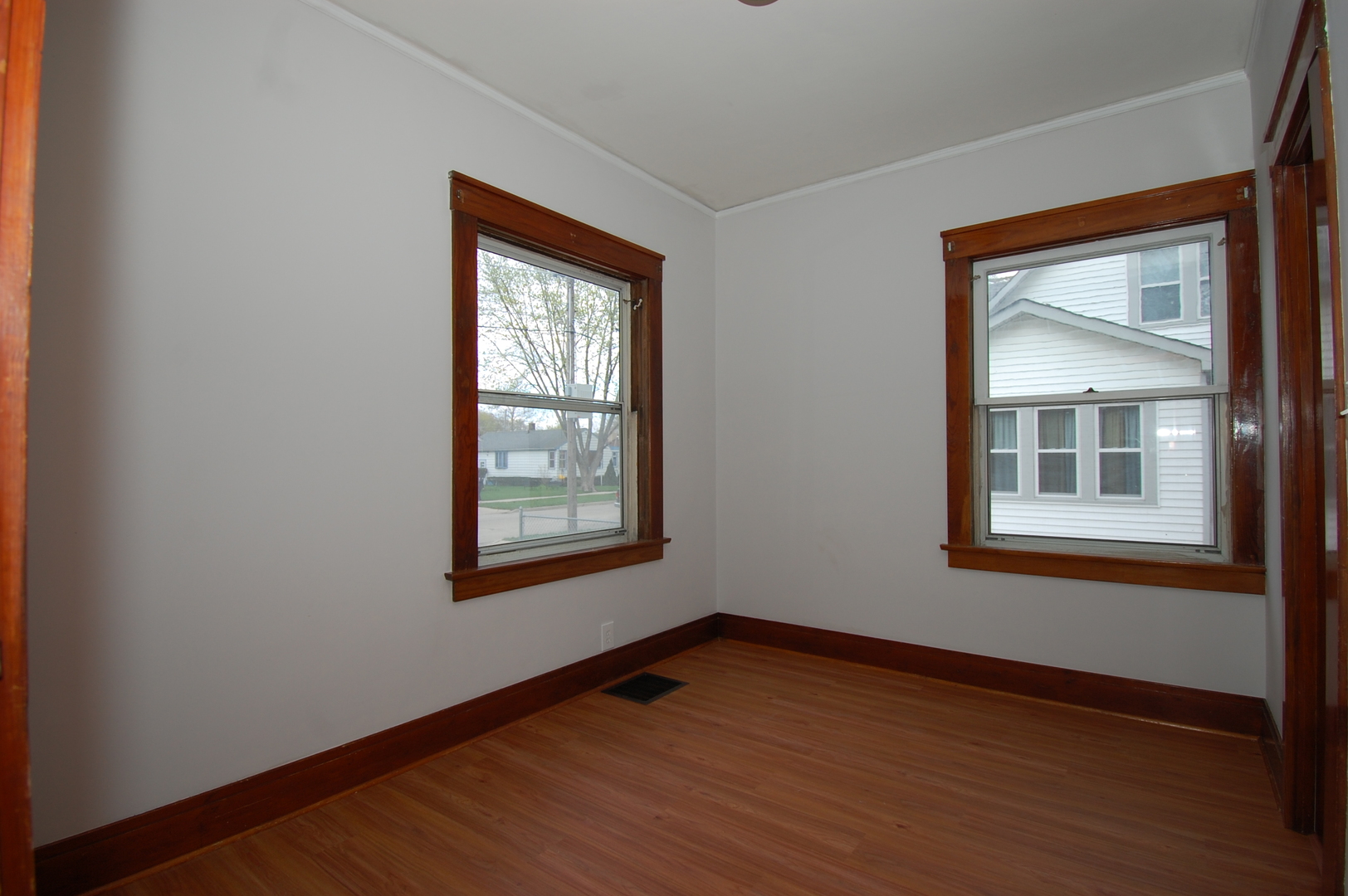 653 Jay Street Elgin, IL 60120 - Photo 8 of 12
