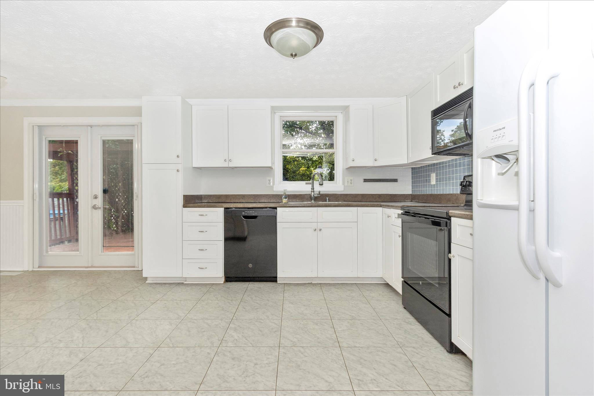 207 Contour Road Mount Airy, MD 21771 - Photo 8 of 52 a kitchen with a stove a sink and a refrigerator