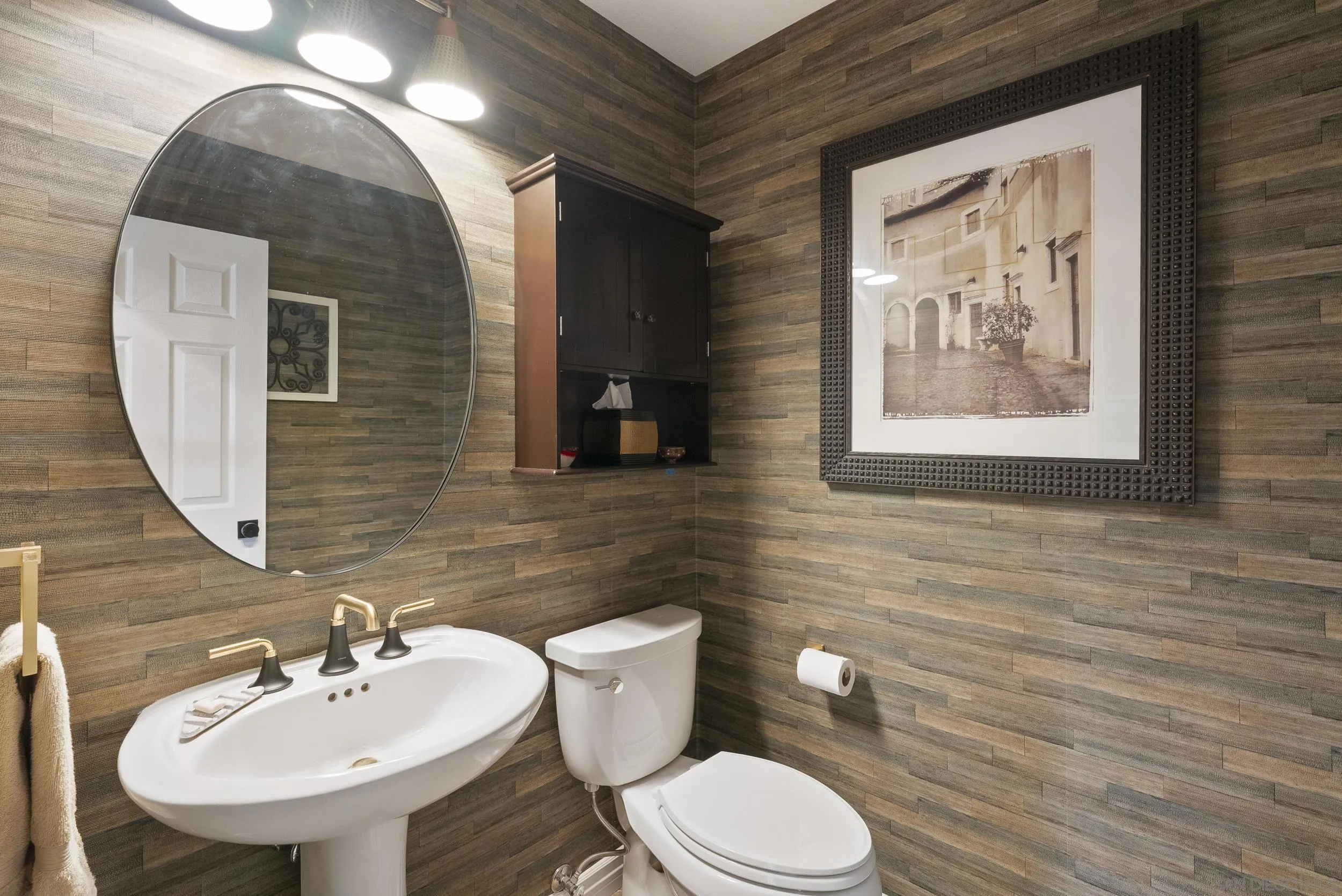 1802 Webber Way Chula Vista, CA 91913 - Photo 21 of 52 a bathroom with a toilet a sink and mirror