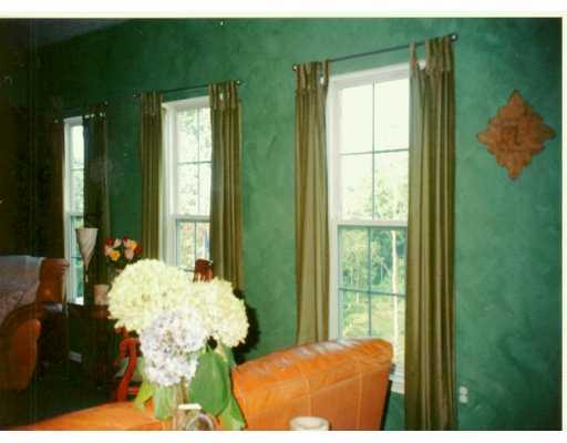 542 Meade Drive McKees Rocks, PA 15136 - Photo 3 of 7 Living Room.