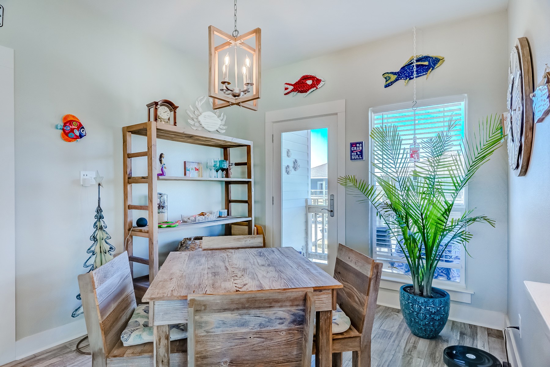 3292 Hidden Gold Crystal Beach Crystal Beach, TX 77650 - Photo 16 of 28 a room with furniture and a potted plant