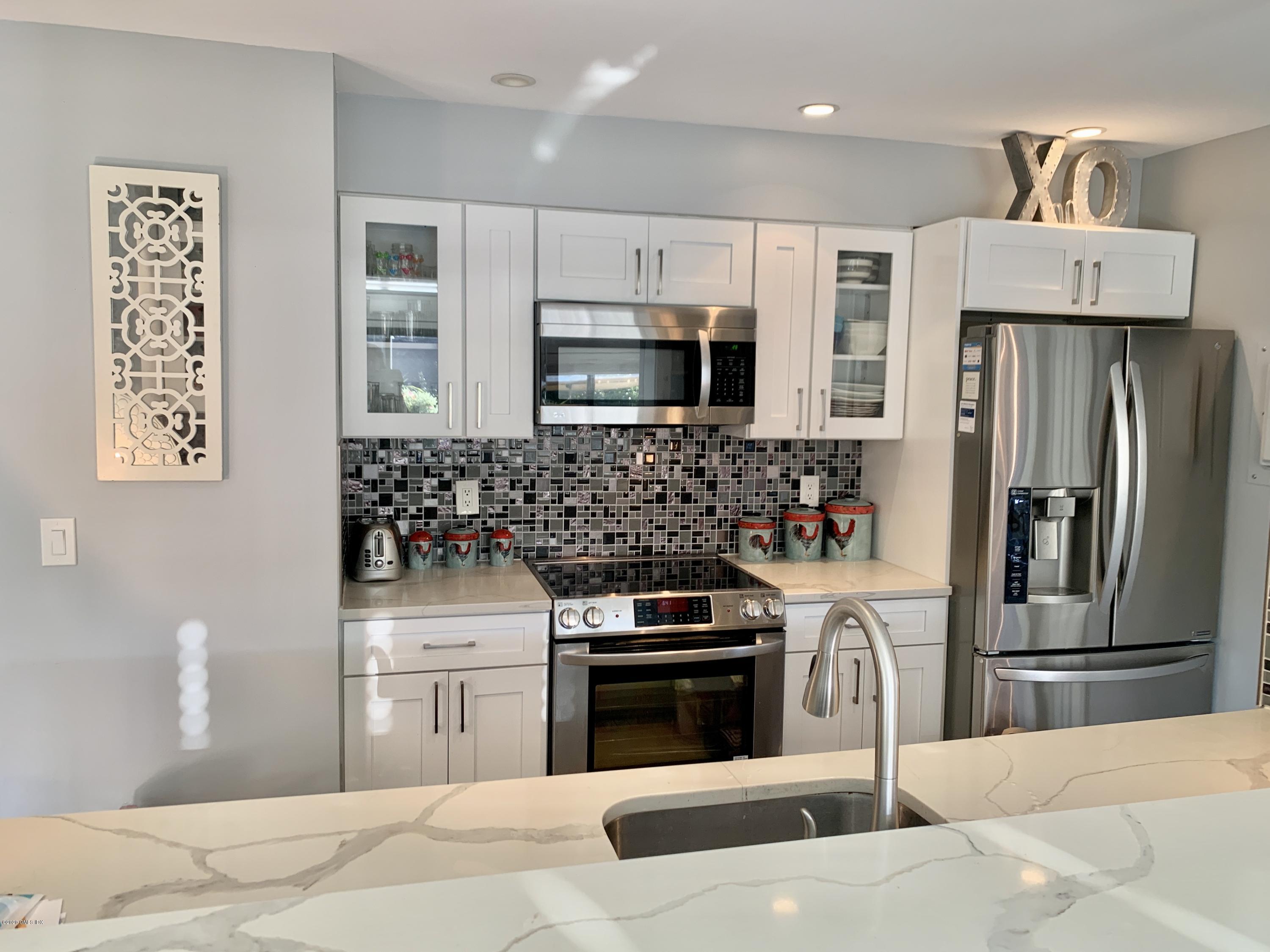 1465 East Putnam Avenue, Unit 414 Riverside, CT 06878 - Photo 3 of 20 IMG_3366