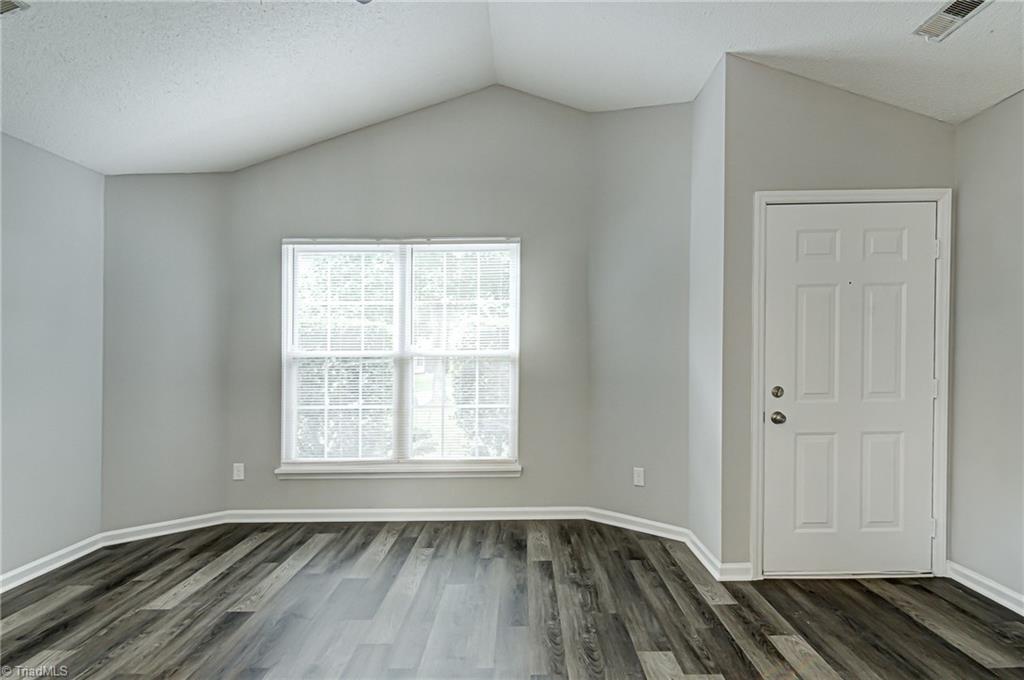 3204 Pipers Way High Point, NC 27265 - Photo 5 of 29