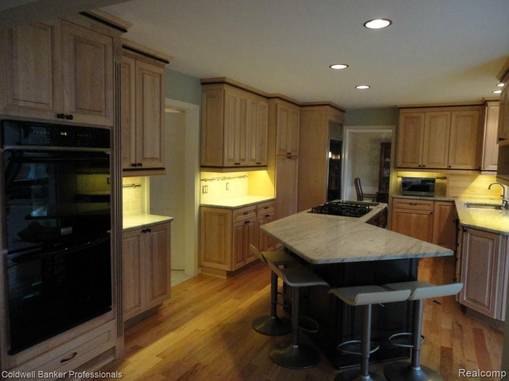 4785 Dover Road Bloomfield Hills, MI 48304 - Photo 20 of 48 Eat At Island