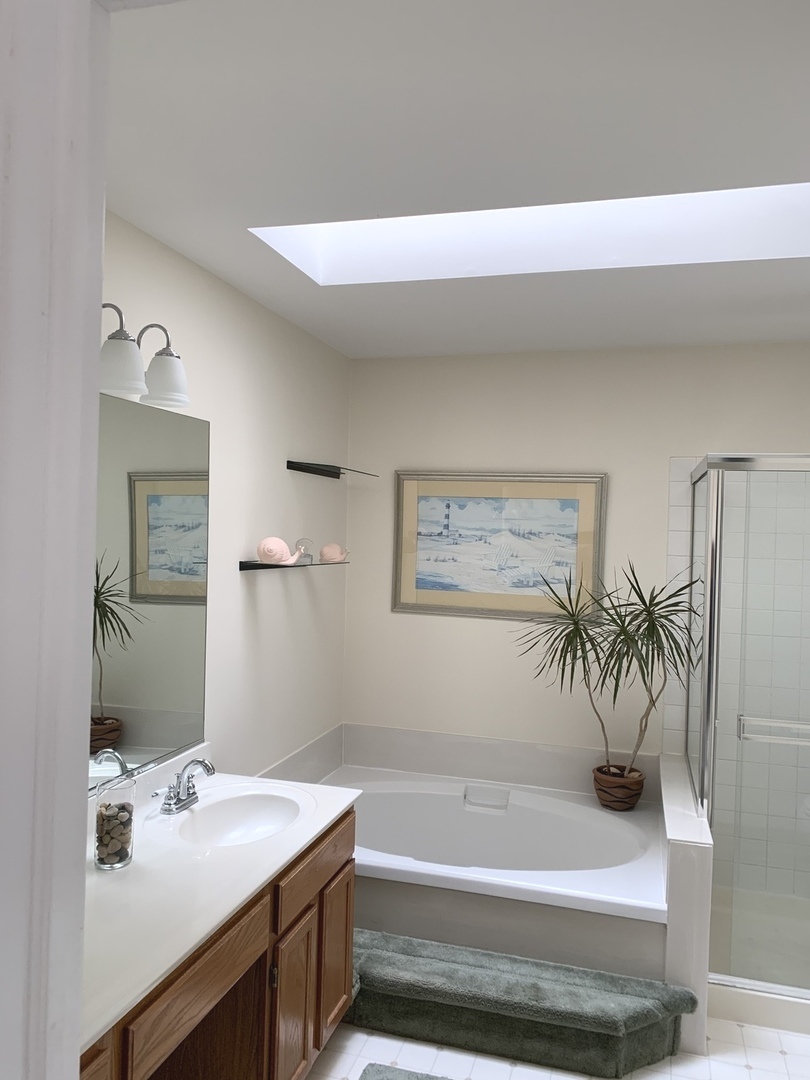 418 Cardinal Drive Bartlett, IL 60103 - Photo 15 of 29 a bathroom with a bathtub and a sink