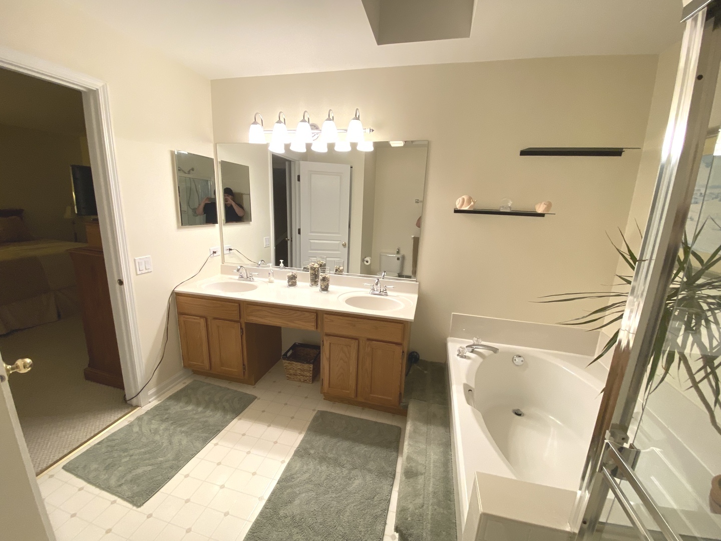 418 Cardinal Drive Bartlett, IL 60103 - Photo 17 of 29 a spacious bathroom with a double vanity sink and a mirror