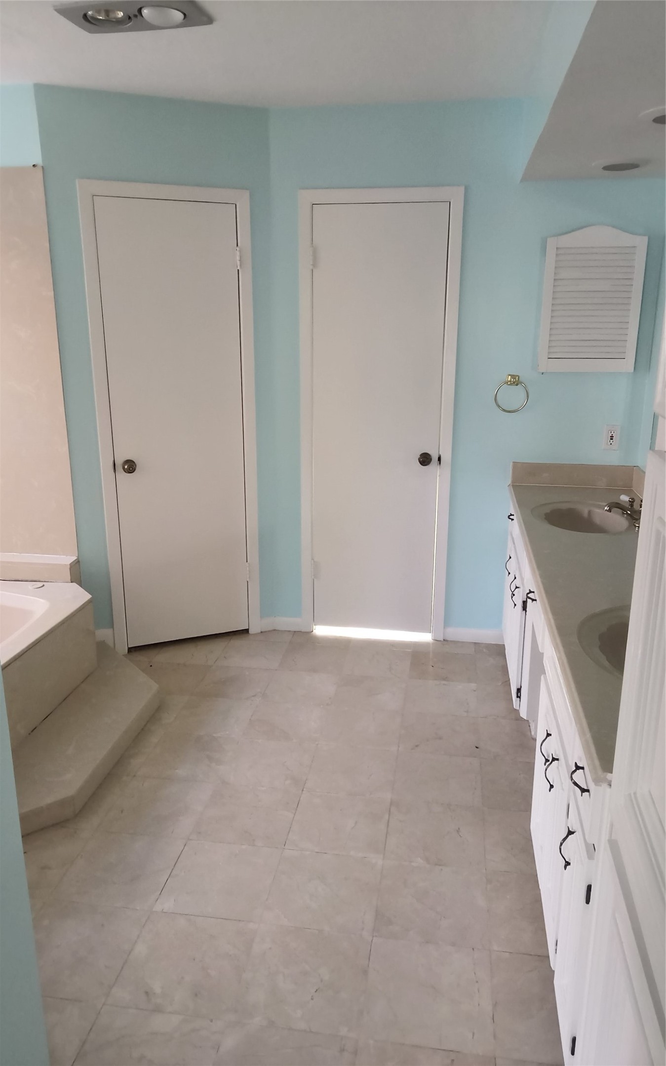 15906 Laurelfield Drive Houston, TX 77059 - Photo 12 of 29 Primary bathroom with large tub